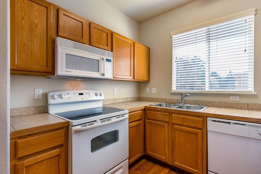 Building Photo - Modern Comfort and Low-Maintenance Living ...