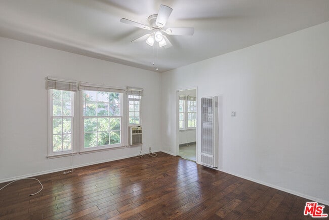 Building Photo - 965 N Doheny Dr