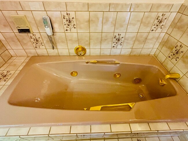 Building Photo - 527 Westlake Dr