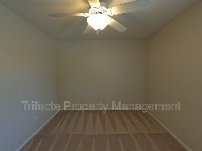 Building Photo - 2215 Harvest St