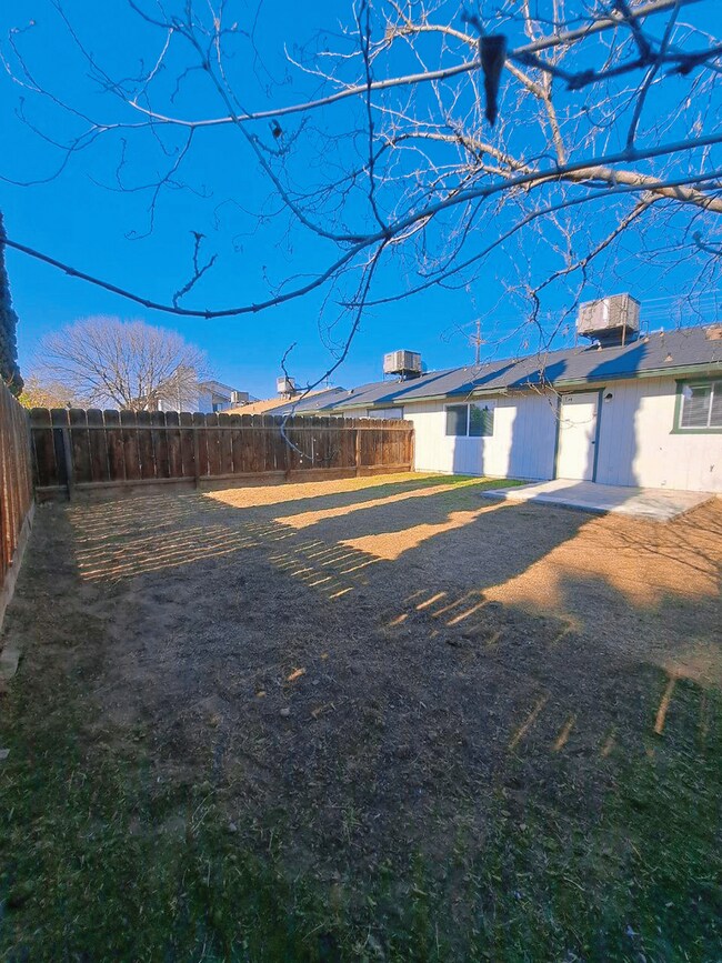 Building Photo - 546/550 E Polk St