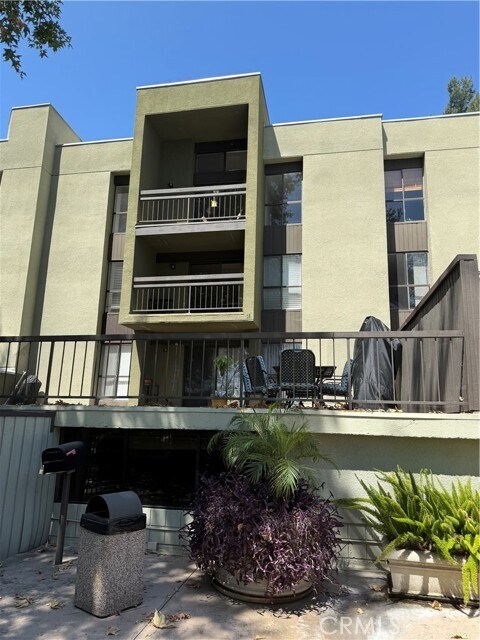 Building Photo - 898 Temple Terrace