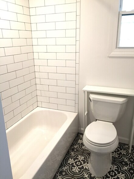 Bathtub/Shower - 370 Warburton Ave