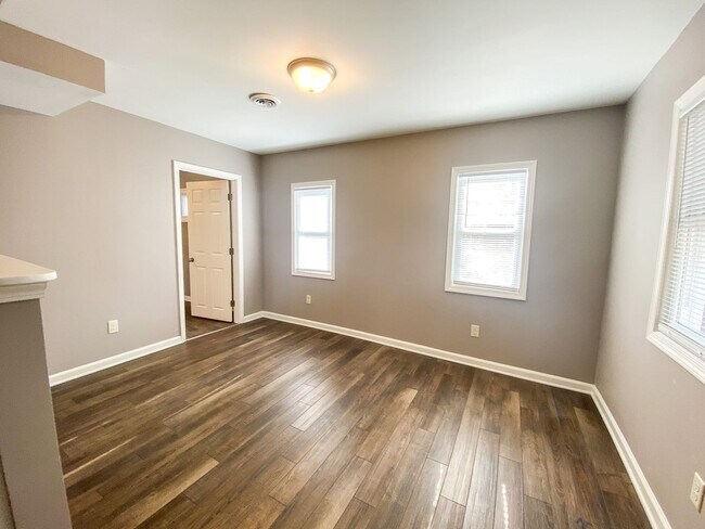 Building Photo - 2 Bedroom Single Family