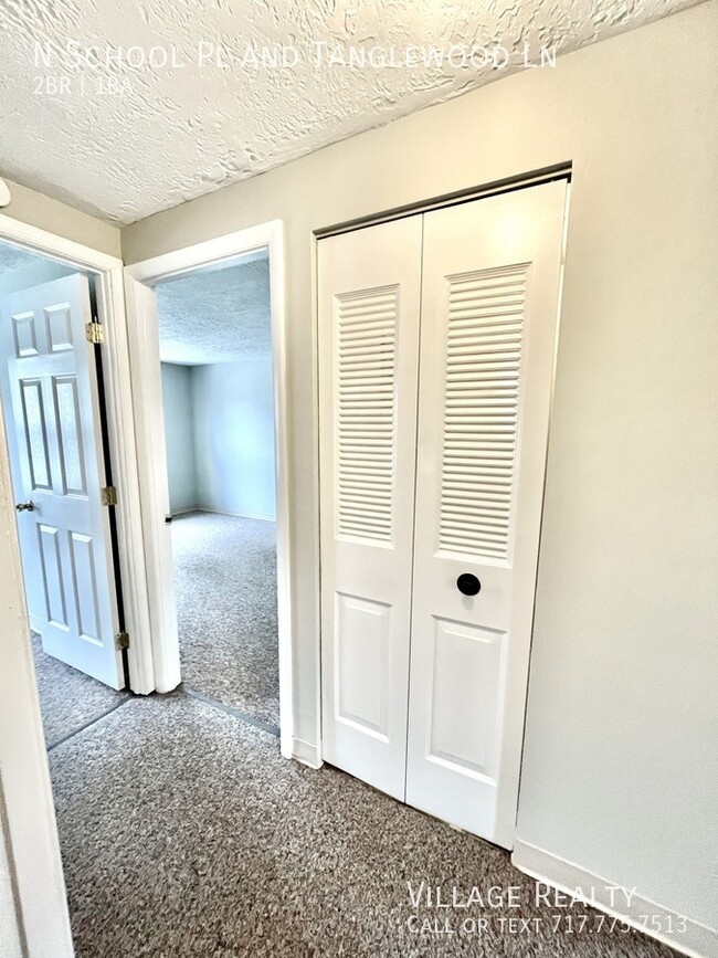 Building Photo - Top Floor! Roomy 2-Bed with A/C & Off-Stre...