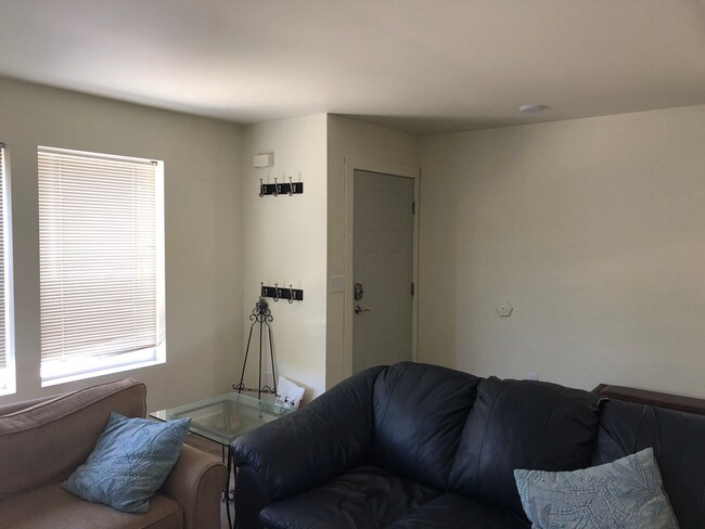 Building Photo - 4 Bedroom Townhome in Hawks Ridge