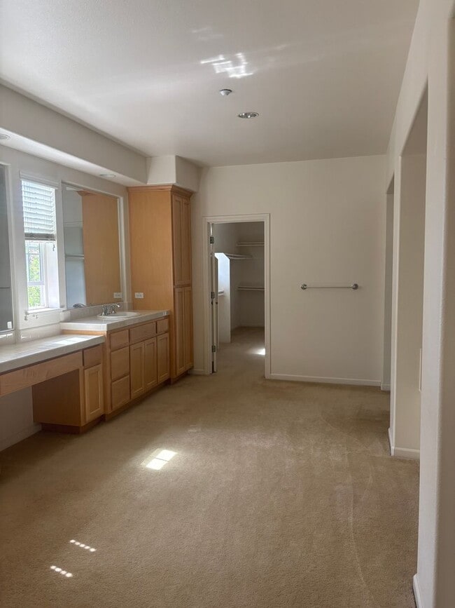 Building Photo - Stunning 5-Bedroom, 4-Bath Home in Prime B...