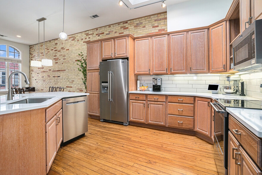 Building Photo - 32 E 8th St