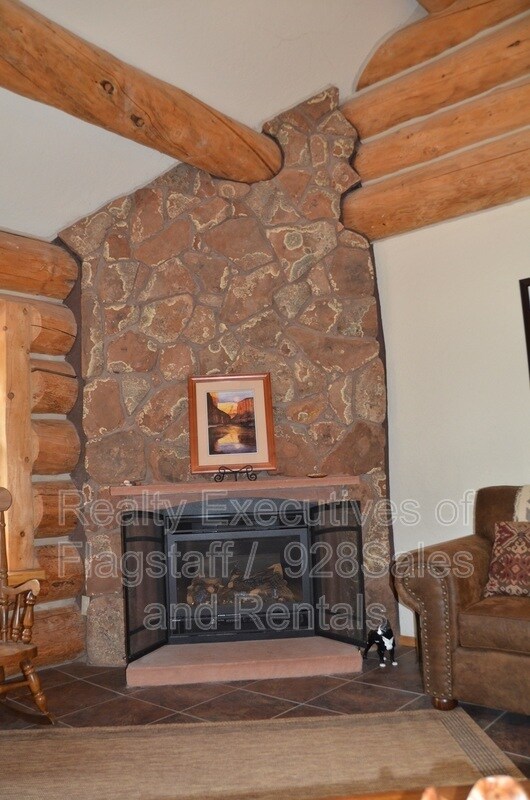 Building Photo - 1500 E Iris Trail