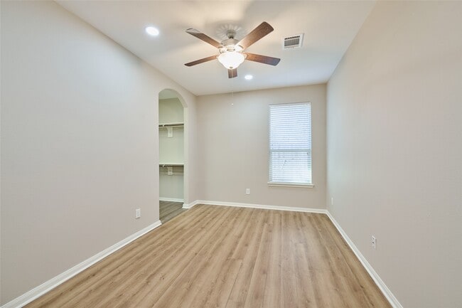 Building Photo - 12635 Lakeshore Dr