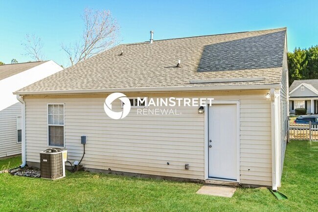 Building Photo - 3 Bedroom Pet-Friendly Home in Charlotte, NC with Main Street Renewal