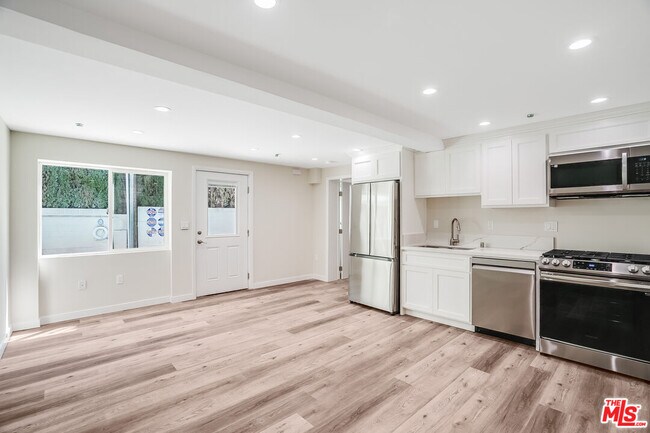 Building Photo - 1470 Rexford Dr