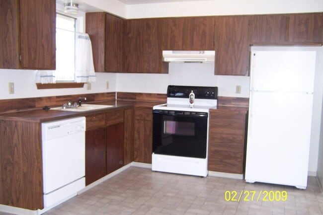 Building Photo - Single family 2 bedroom....