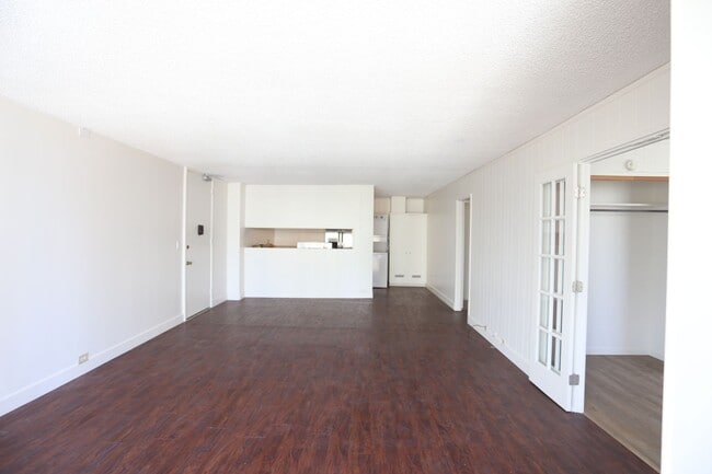 Building Photo - Liliuokalani Plaza – 2 bedroom, 2 bath wit...