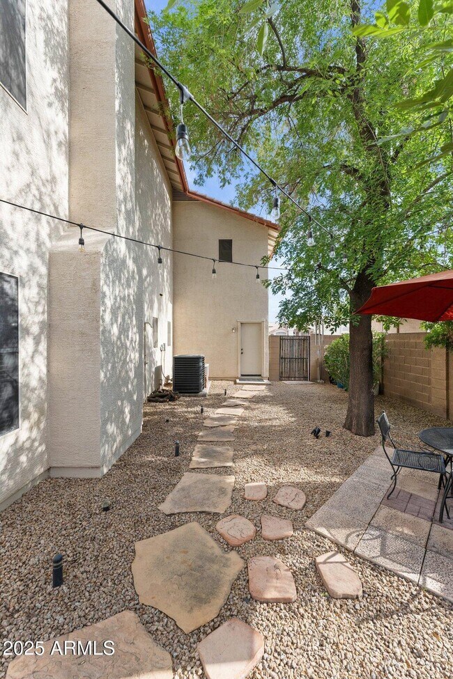 Building Photo - 630 W Navarro Ave