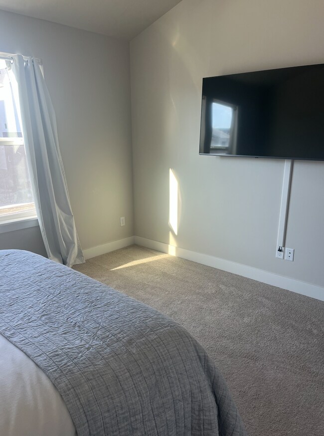 Building Photo - Three Bedroom Partially Furnished Townhome in Lehi