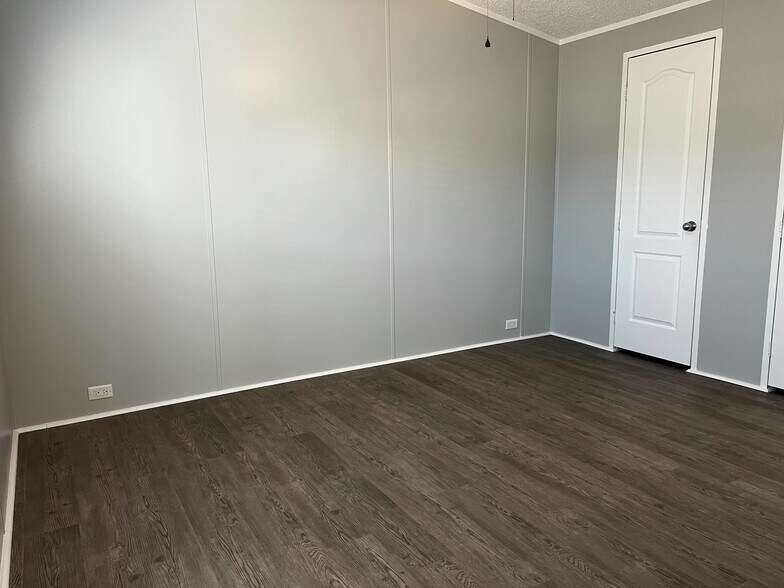 Building Photo - 709 N Collins Fwy