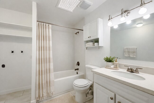 Building Photo - 2 Bed 1 Bath - New carpet - New paint - Great location!