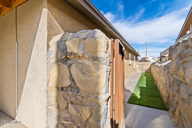 Building Photo - 14056 Tierra Venado Dr