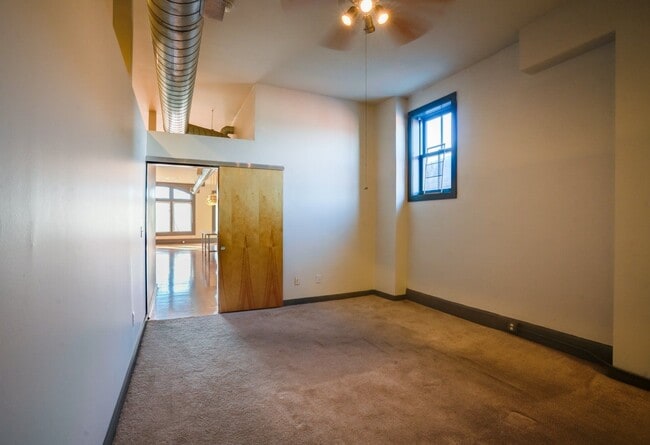Building Photo - Spacious Newport Loft