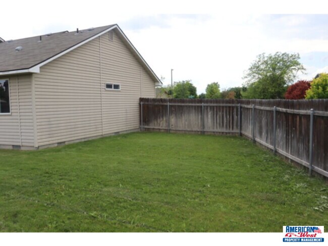 Building Photo - Clean 3 bedroom 2 bath 2 car garage with b...