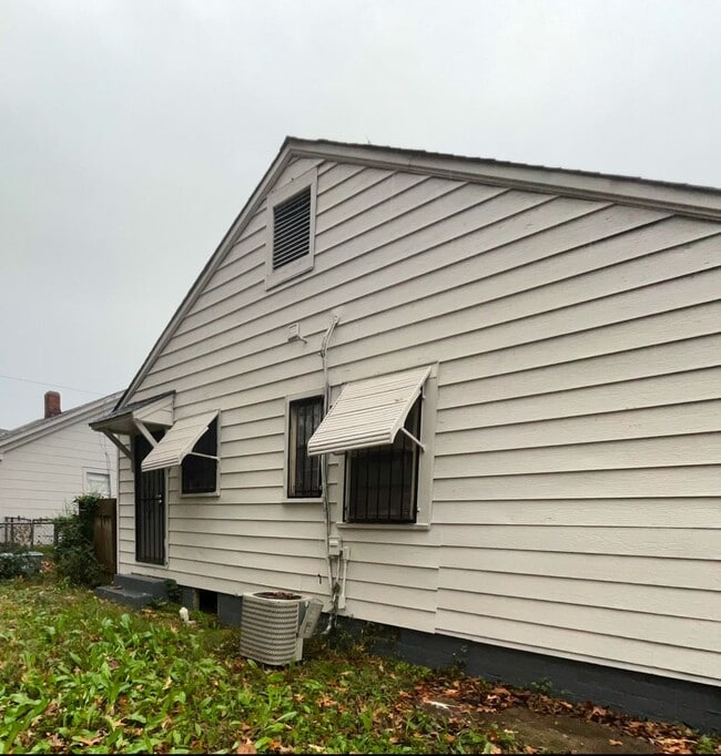 Building Photo - Renovated house in quite Neighborhood