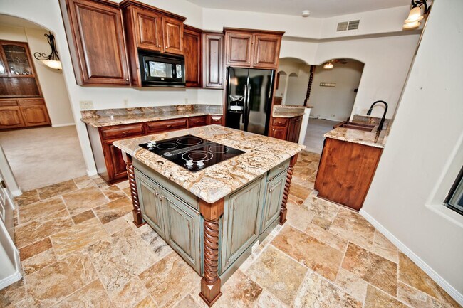 Building Photo - 2322 S Rogers Cir