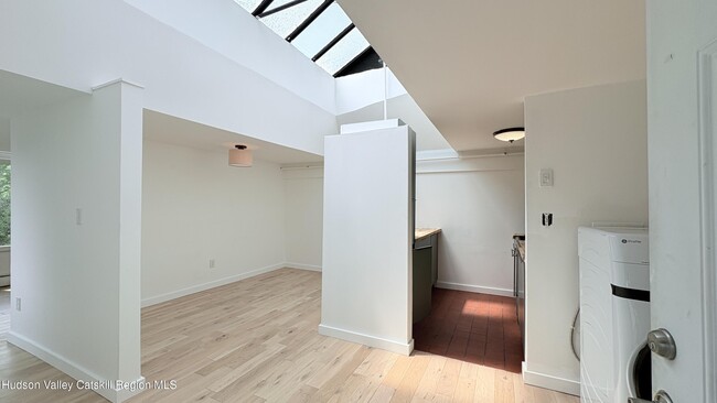 Building Photo - 725 Warren St