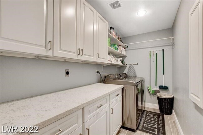 Building Photo - 7 Old Lake Cir