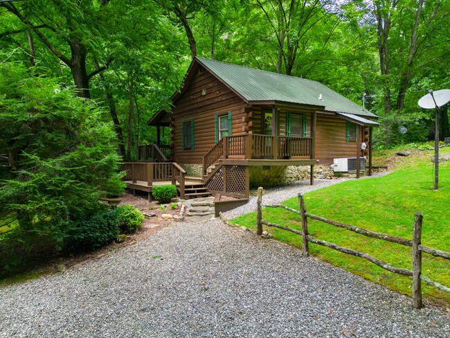 Building Photo - Mountain Living at it's Finest!