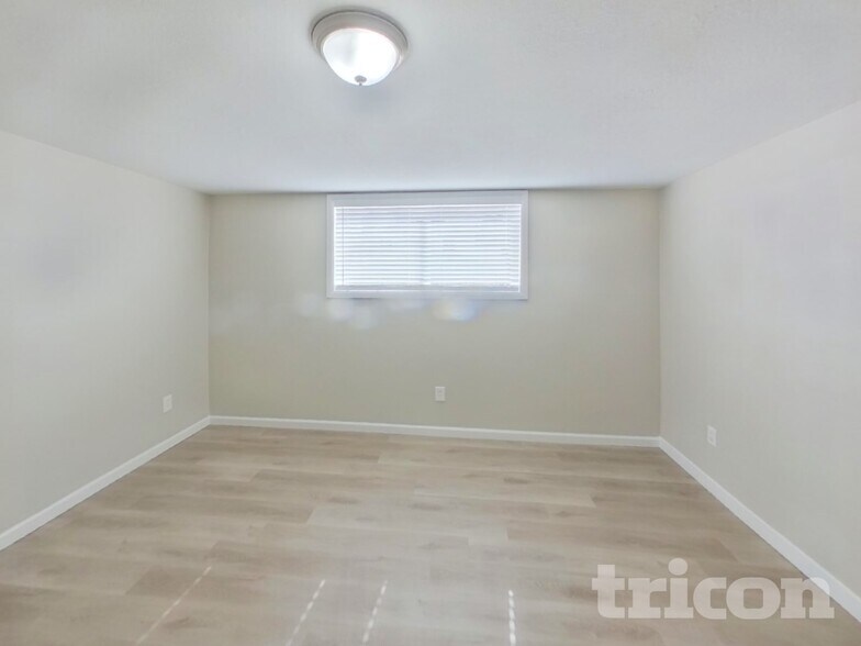 Building Photo - 4201 NE 51st St