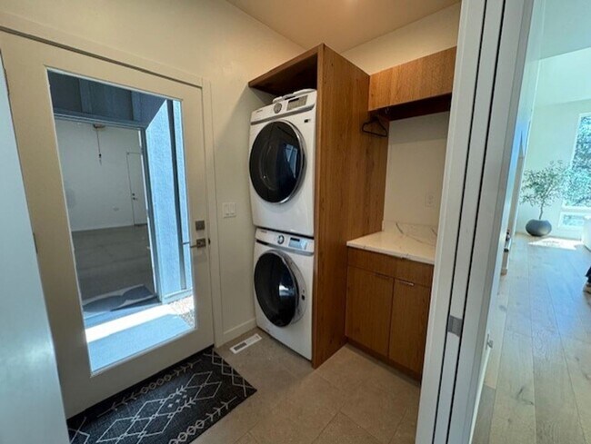 Building Photo - Gorgeous new home in Discovery West