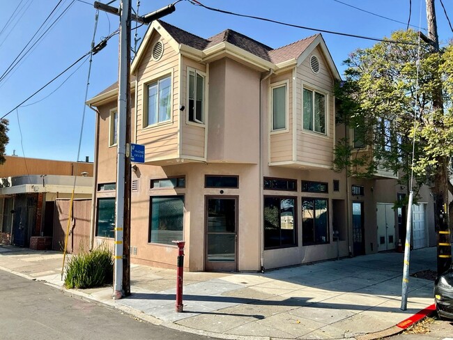 Building Photo - Updated TOP FLOOR 2BR/2BA FLAT! IN-UNIT LA...