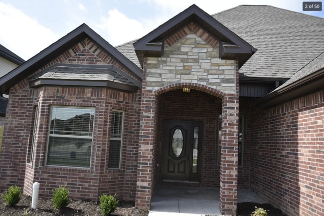 Building Photo - 2301 SW Tupelo Ave