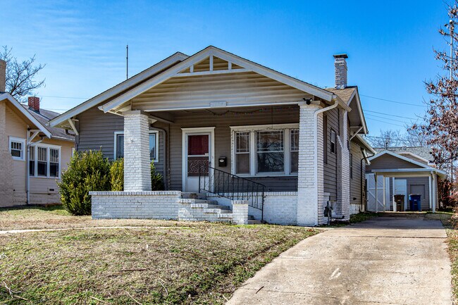 Building Photo - 1124 S Newport Ave