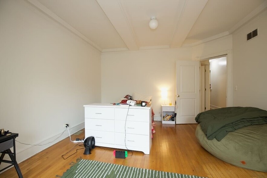 Building Photo - 6717 N Sheridan Rd