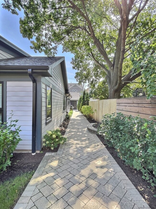 Building Photo - 5245 W Ardmore Ave