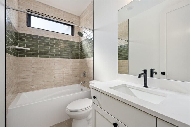 Building Photo - 4010 Valley View Rd