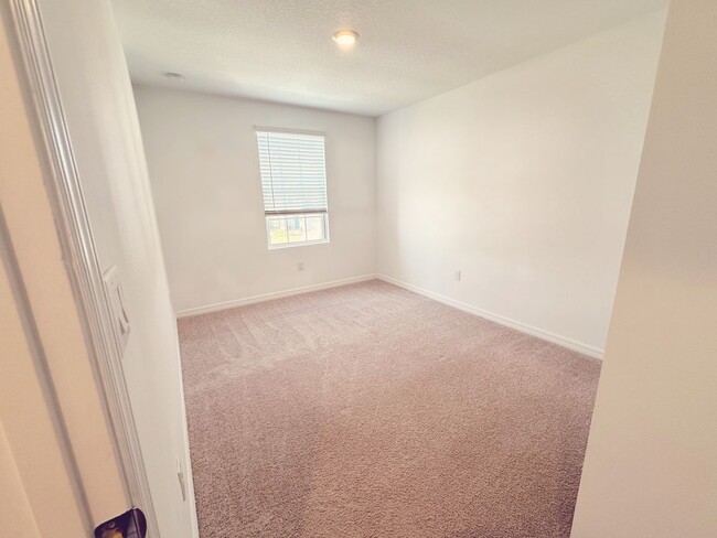 Building Photo - Beautifully maintained 3/2.5 townhome and community with pool!