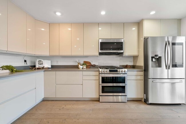 Building Photo - Updated and Modern 4 Bed + Office, 3.5 Bat...