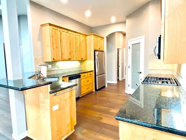 Building Photo - Experience Luxury Living in Broken Top wit...