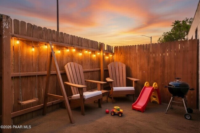 Building Photo - 302 W Flores St