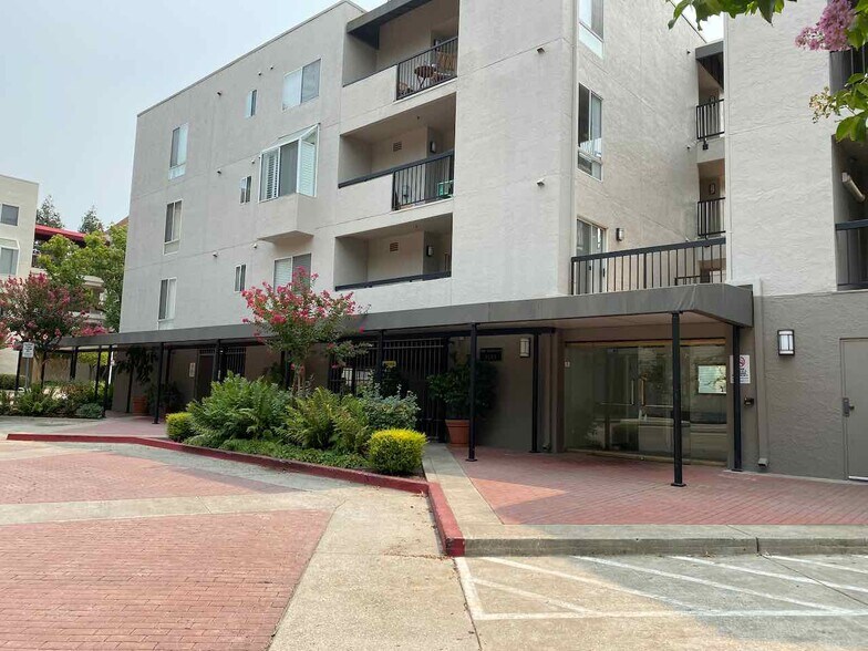 View from culdesac of unit with bay window and large patio - 3183 Wayside Plz