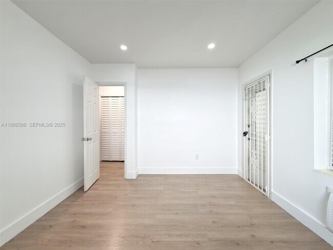 Building Photo - 544 Michigan Ave