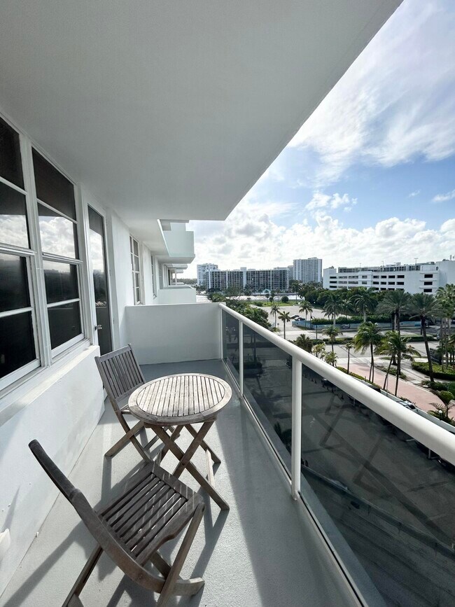 Building Photo - 3725 S Ocean Dr
