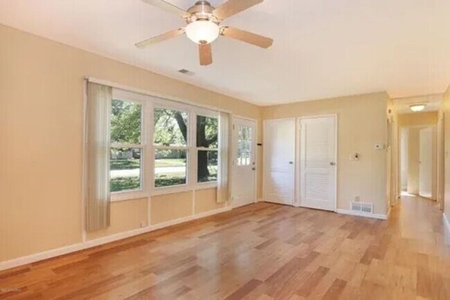 Building Photo - Charming, remodeled 3-Bed/1-Bath Parchment ranch style home with enclosed yard and garage