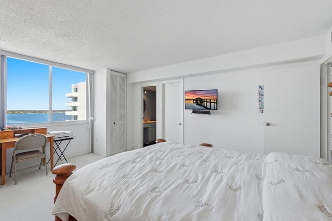 Building Photo - Beautiful 2/2 Bayshore Condo!