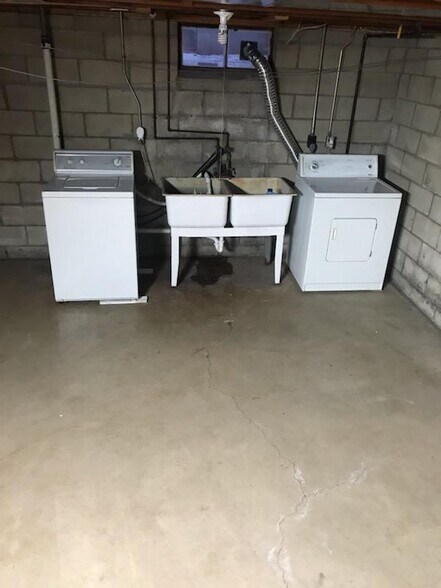 Building Photo - 990 Dravis St