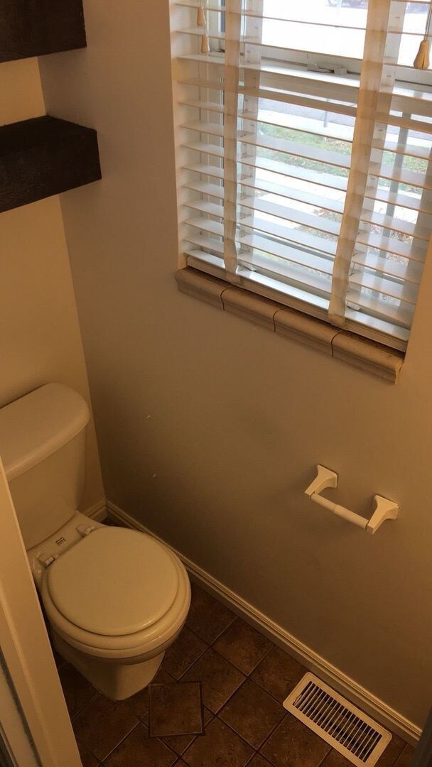 Building Photo - Large 4 Bed Townhome