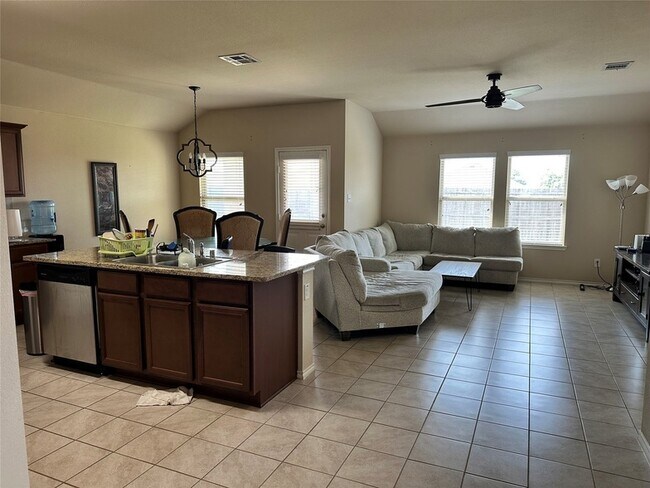 Building Photo - 915 Quartz Trl